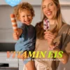 Cover des E-Books Vitamin Eis von Derya Prempeh, eine Mutter und ein Kind halten Eis am Stiel in einer Küche