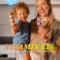 Cover des E-Books Vitamin Eis von Derya Prempeh, eine Mutter und ein Kind halten Eis am Stiel in einer Küche